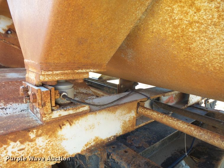 image for item DE2437 1978 International Loadstar 1750 feed mixer truck