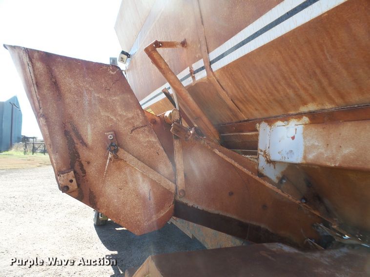 image for item DE2437 1978 International Loadstar 1750 feed mixer truck