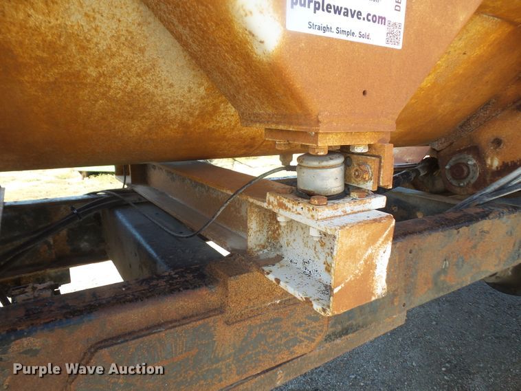 image for item DE2437 1978 International Loadstar 1750 feed mixer truck