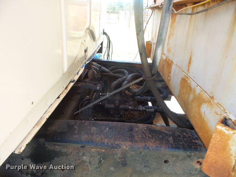 image for item DE2437 1978 International Loadstar 1750 feed mixer truck