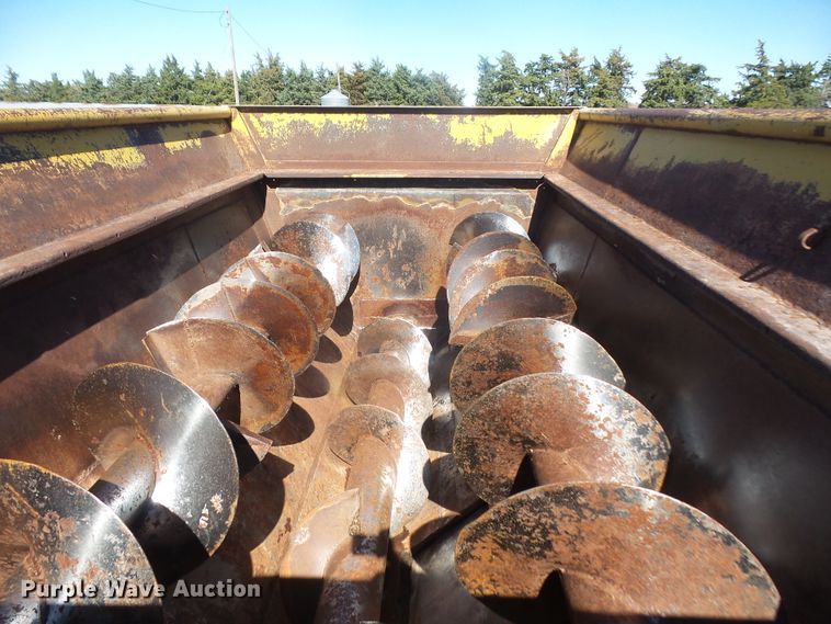 image for item DE2437 1978 International Loadstar 1750 feed mixer truck