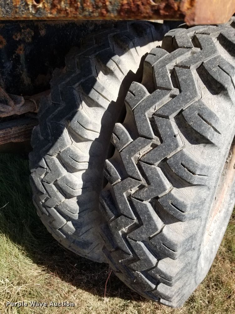 image for item DE2437 1978 International Loadstar 1750 feed mixer truck