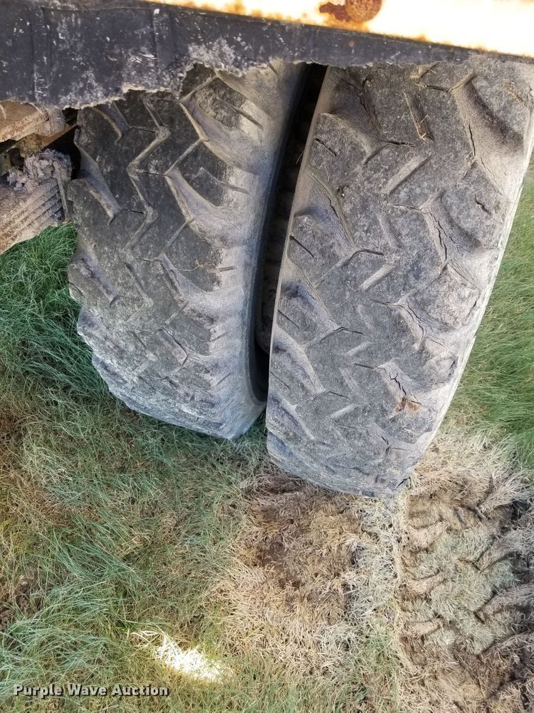 image for item DE2437 1978 International Loadstar 1750 feed mixer truck