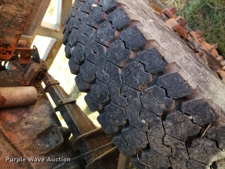 image for item DE2437 1978 International Loadstar 1750 feed mixer truck