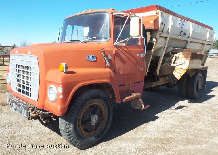 image for item DE2438 1978 Ford F700 feed mixer truck