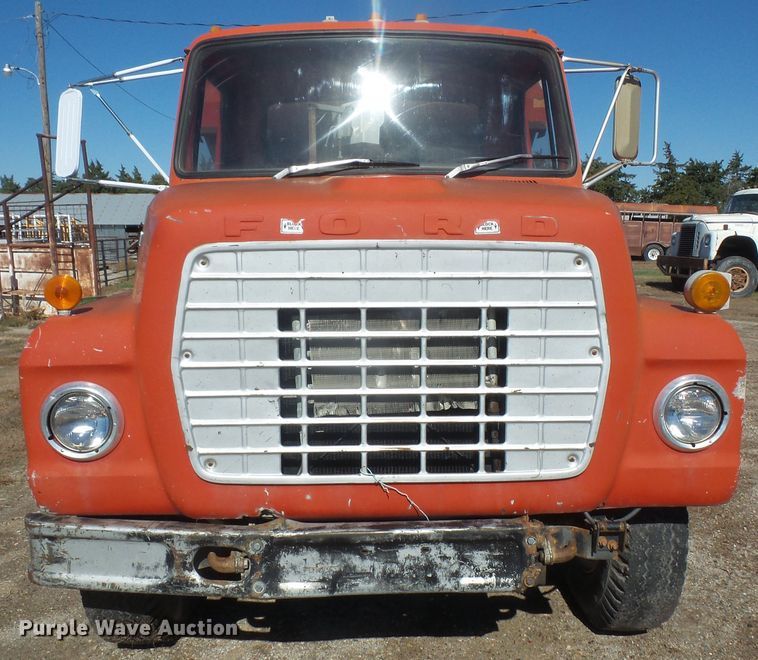 image for item DE2438 1978 Ford F700 feed mixer truck