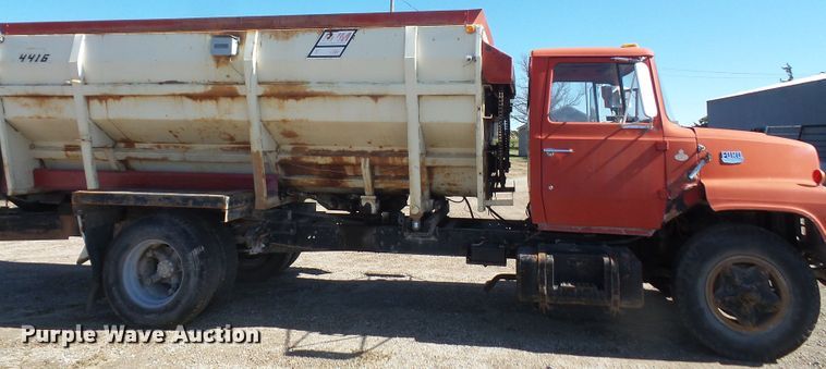 image for item DE2438 1978 Ford F700 feed mixer truck
