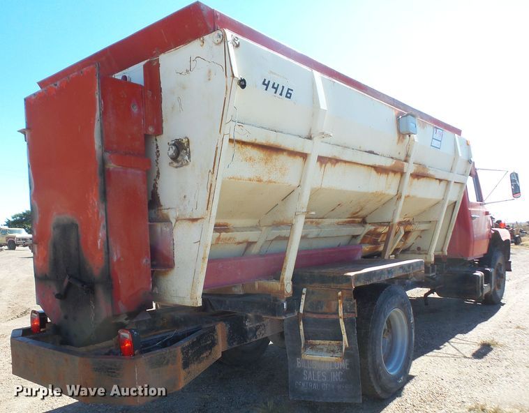 image for item DE2438 1978 Ford F700 feed mixer truck