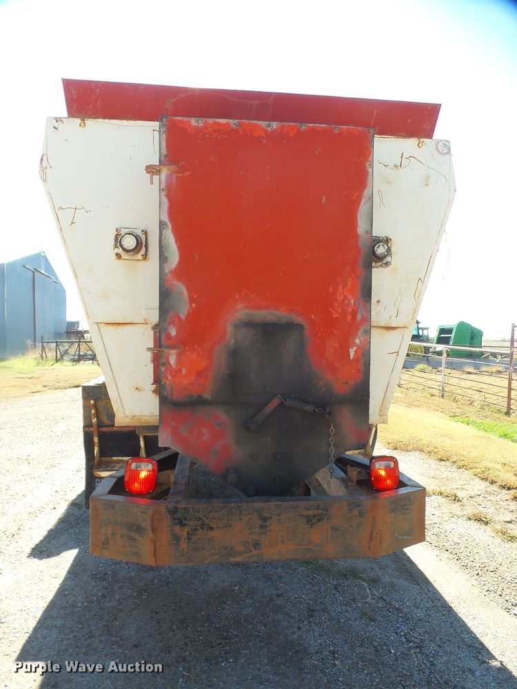 image for item DE2438 1978 Ford F700 feed mixer truck