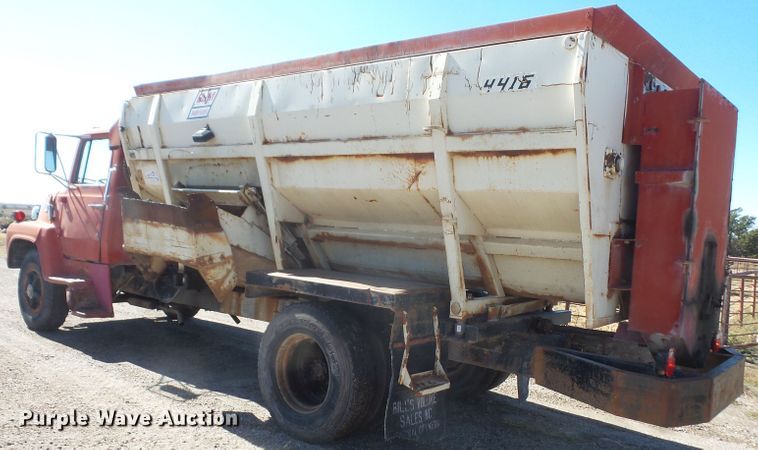image for item DE2438 1978 Ford F700 feed mixer truck