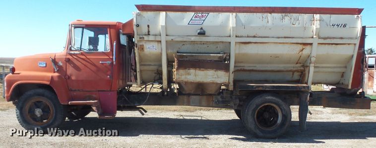 image for item DE2438 1978 Ford F700 feed mixer truck