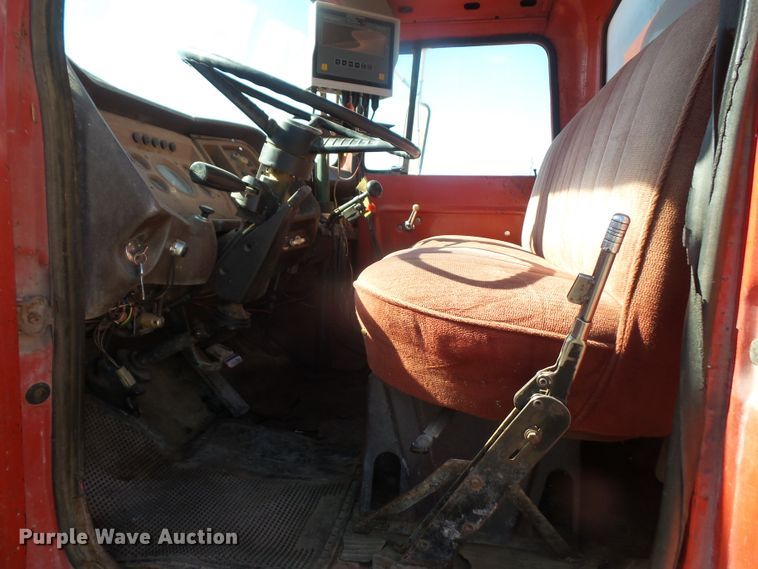 image for item DE2438 1978 Ford F700 feed mixer truck