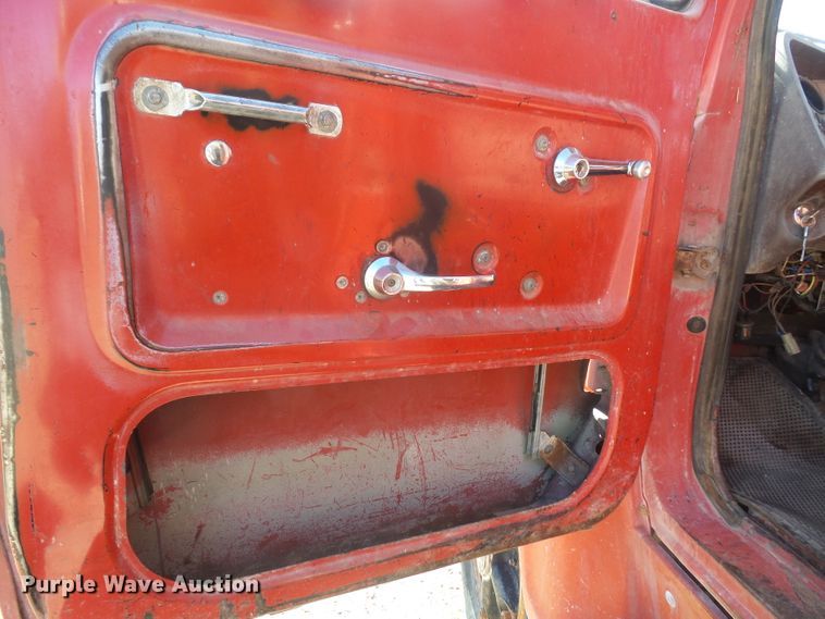 image for item DE2438 1978 Ford F700 feed mixer truck