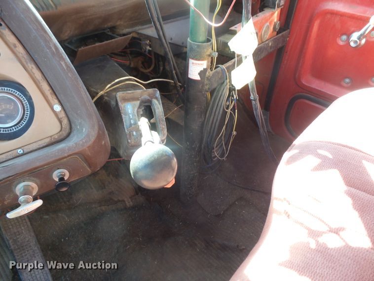 image for item DE2438 1978 Ford F700 feed mixer truck