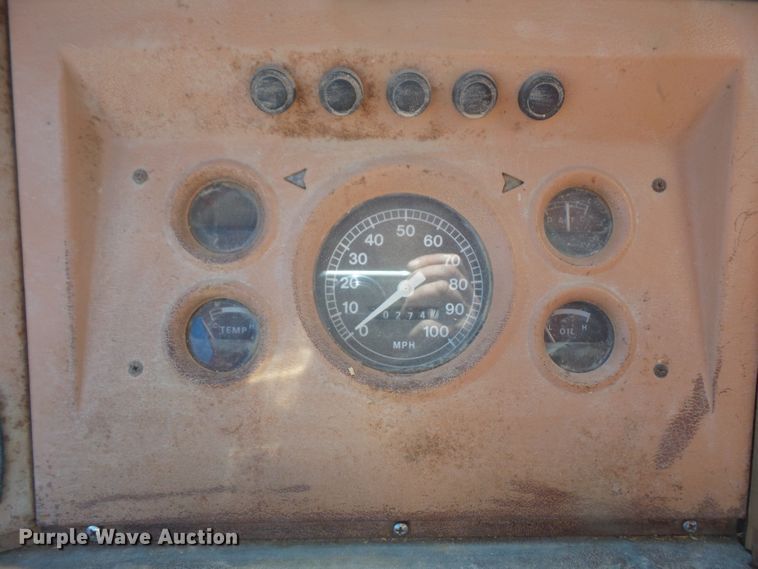 image for item DE2438 1978 Ford F700 feed mixer truck