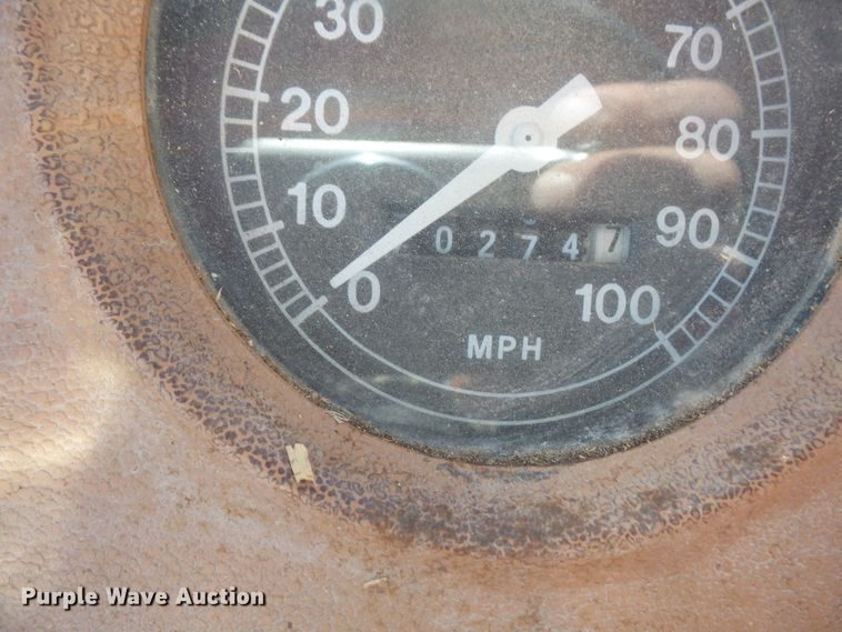 image for item DE2438 1978 Ford F700 feed mixer truck