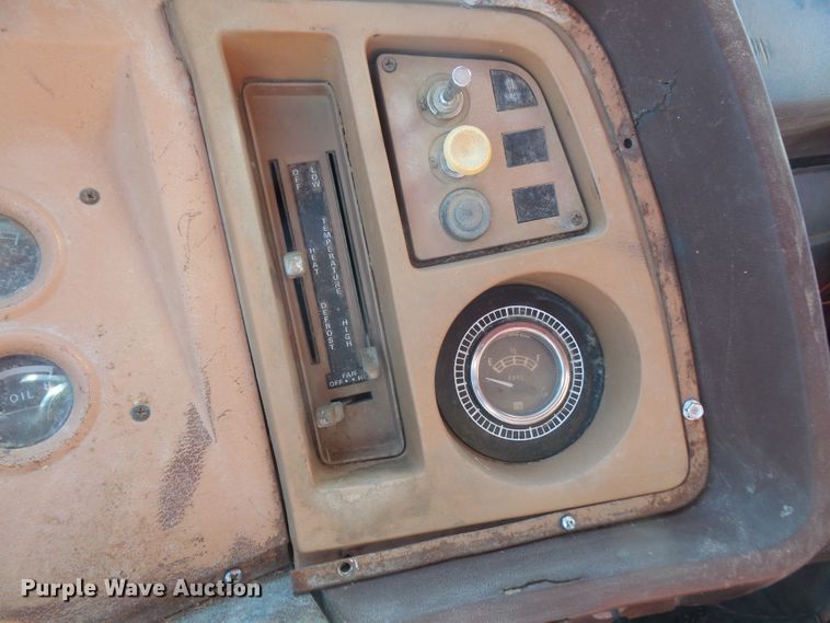 image for item DE2438 1978 Ford F700 feed mixer truck