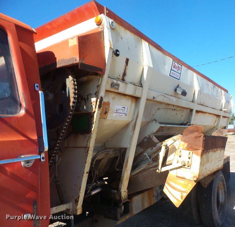 image for item DE2438 1978 Ford F700 feed mixer truck
