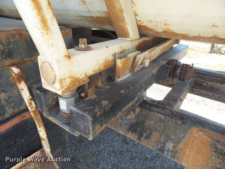 image for item DE2438 1978 Ford F700 feed mixer truck