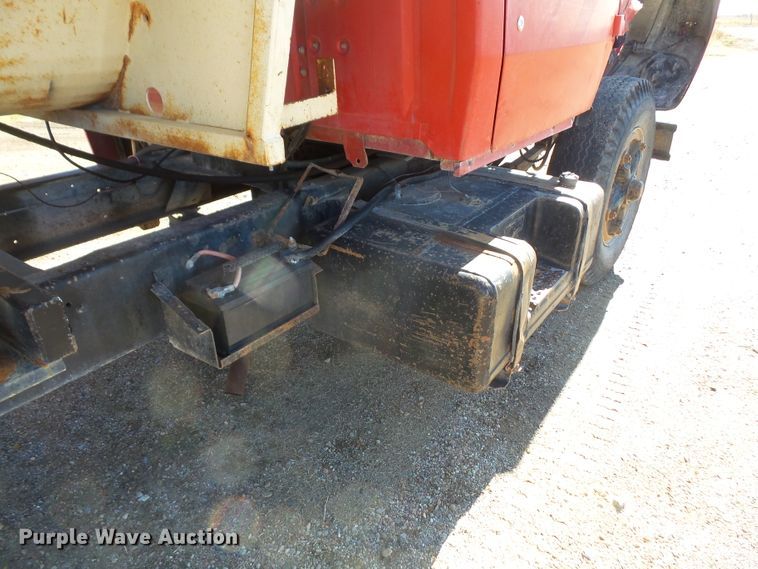 image for item DE2438 1978 Ford F700 feed mixer truck