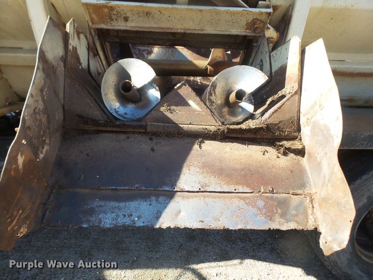 image for item DE2438 1978 Ford F700 feed mixer truck