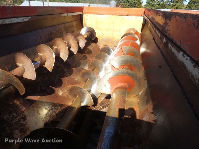 image for item DE2438 1978 Ford F700 feed mixer truck