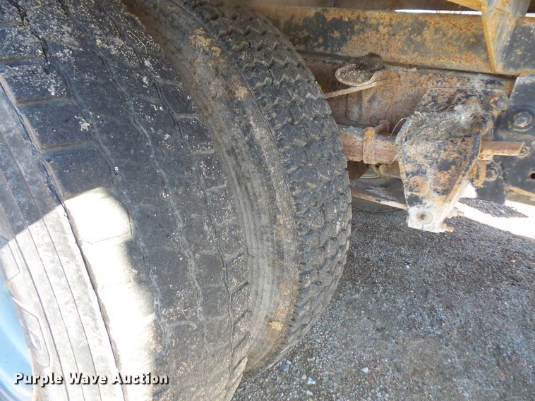 image for item DE2438 1978 Ford F700 feed mixer truck