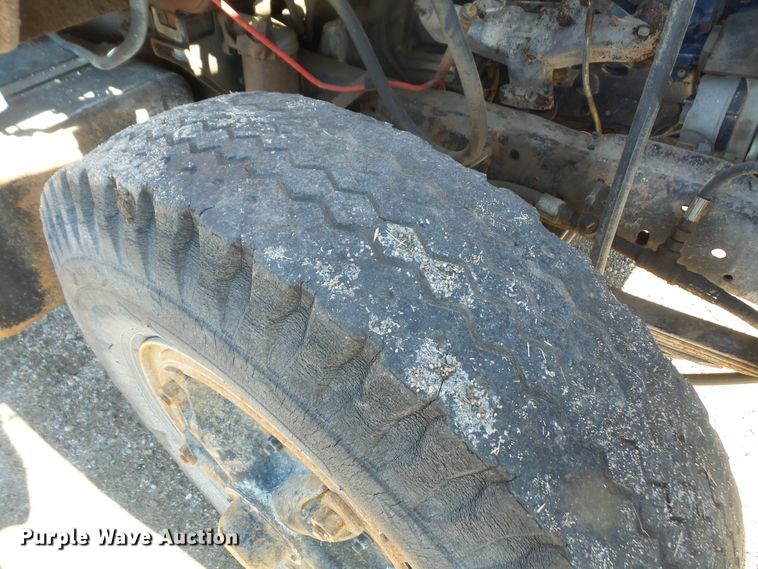 image for item DE2438 1978 Ford F700 feed mixer truck