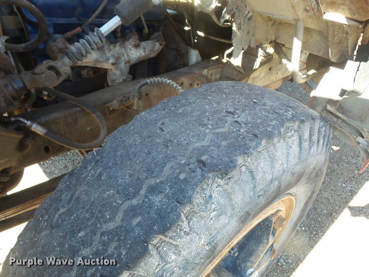 image for item DE2438 1978 Ford F700 feed mixer truck