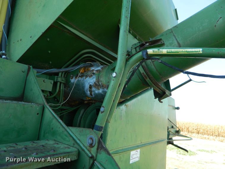 image for item DE4357 John Deere 105 combine