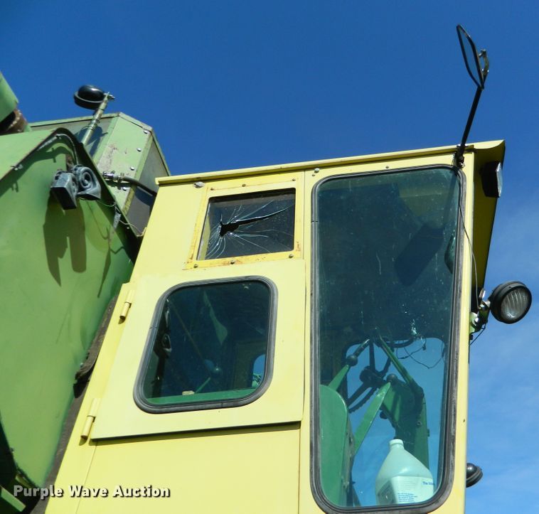 image for item DE4357 John Deere 105 combine