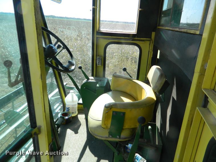 image for item DE4357 John Deere 105 combine