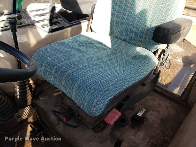 image for item DG8812 1993 AGCO 7600 MFWD tractor