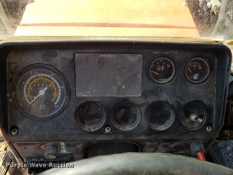image for item DG8812 1993 AGCO 7600 MFWD tractor