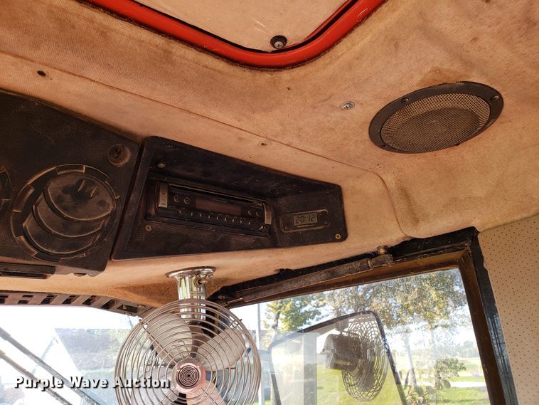 image for item DG8812 1993 AGCO 7600 MFWD tractor