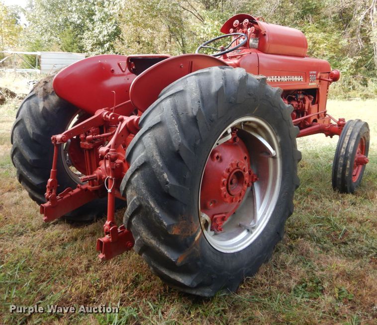image for item DH2198 1956 International Utility 300 tractor