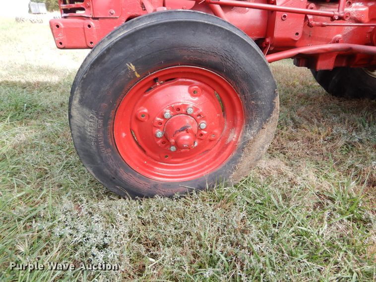 image for item DH2198 1956 International Utility 300 tractor