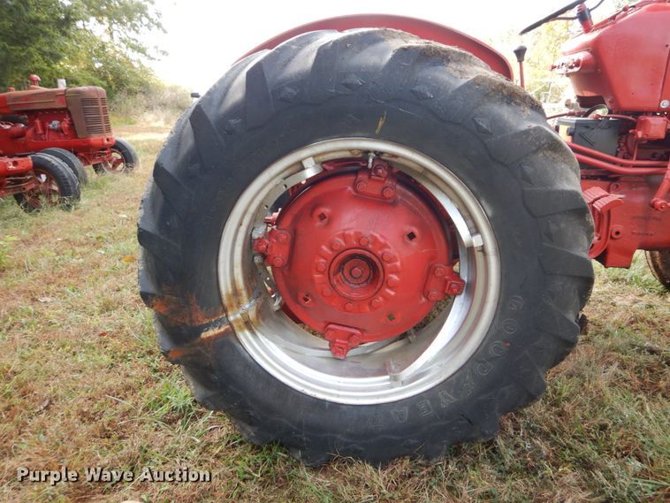 image for item DH2198 1956 International Utility 300 tractor