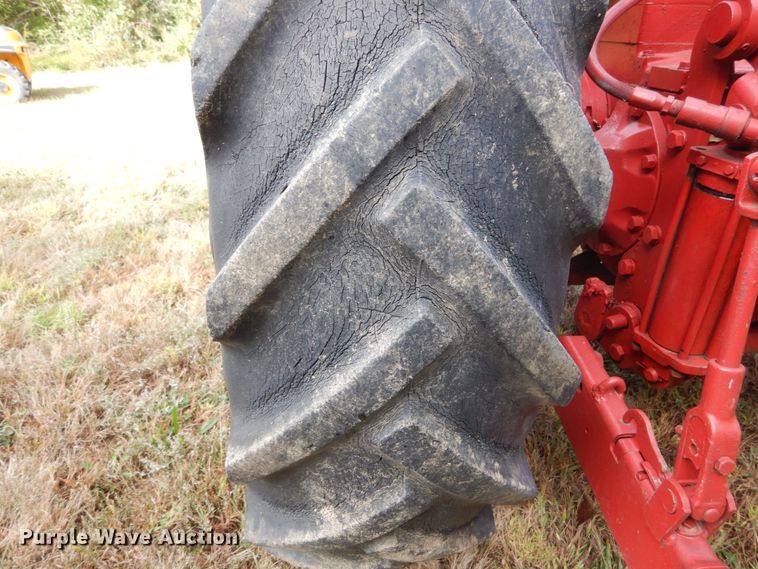 image for item DH2198 1956 International Utility 300 tractor