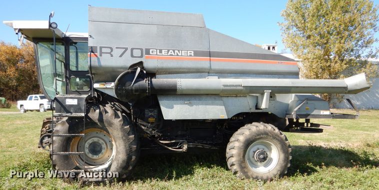 image for item DH2668 1991 Gleaner R70 RWA combine