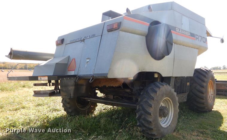 image for item DH2668 1991 Gleaner R70 RWA combine