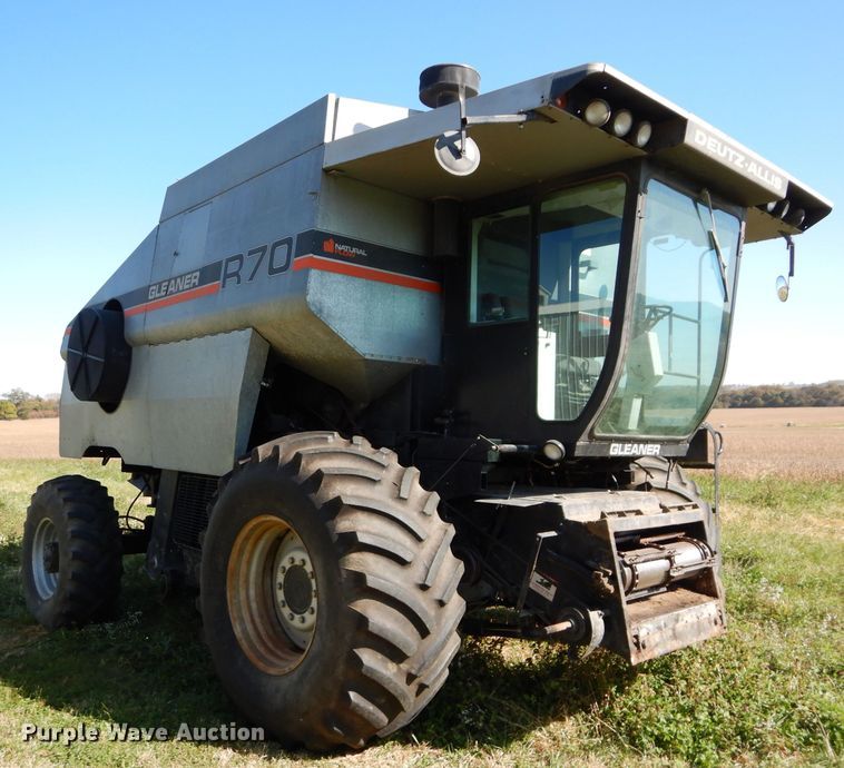 image for item DH2668 1991 Gleaner R70 RWA combine