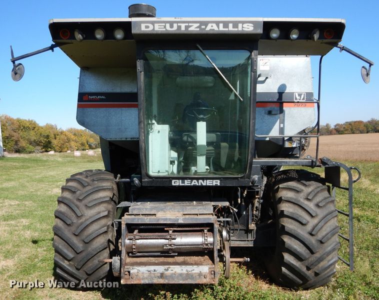 image for item DH2668 1991 Gleaner R70 RWA combine