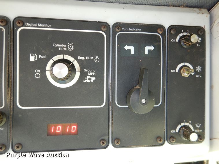 image for item DH2668 1991 Gleaner R70 RWA combine