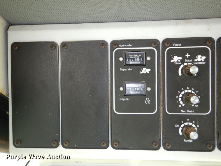 image for item DH2668 1991 Gleaner R70 RWA combine