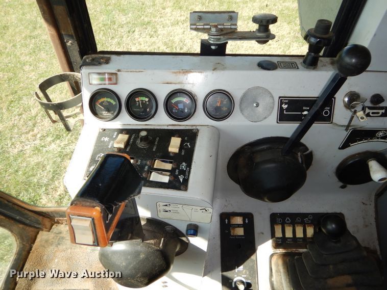 image for item DH2668 1991 Gleaner R70 RWA combine