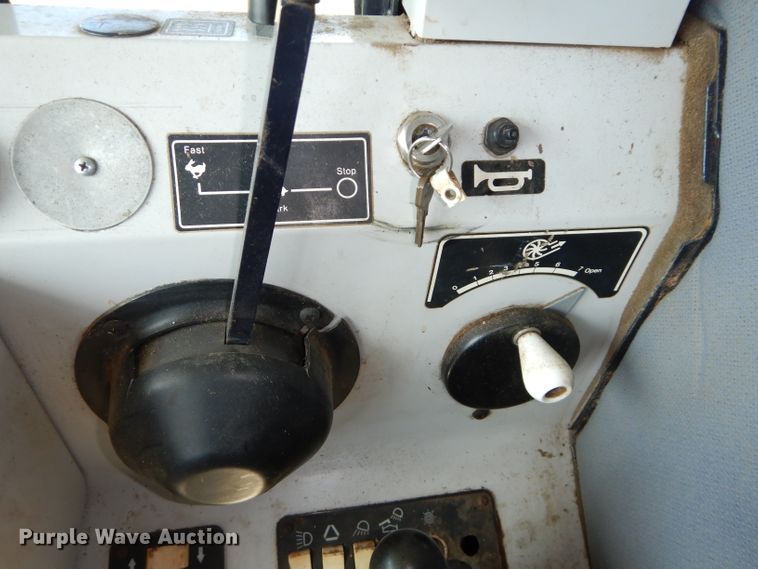 image for item DH2668 1991 Gleaner R70 RWA combine