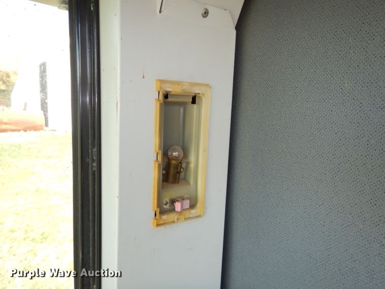 image for item DH2668 1991 Gleaner R70 RWA combine