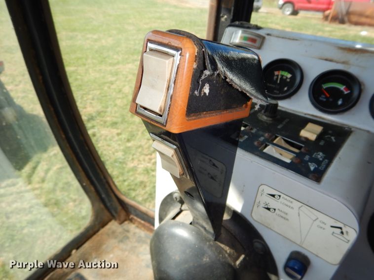 image for item DH2668 1991 Gleaner R70 RWA combine