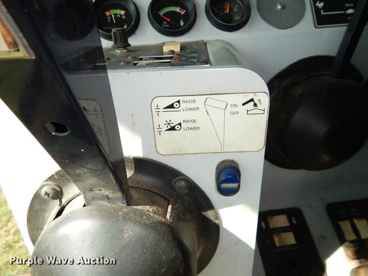 image for item DH2668 1991 Gleaner R70 RWA combine